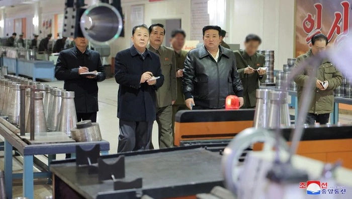 militer-asia-timur-korea-utara-resmikan-pabrik-senjata-nuklir